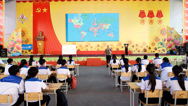 Bà Kelly Pattison, Giám đốc tổ chức Circular Learning, triển khai bài giảng áp dụng phương pháp hiện đại đến các em học sinh Trường trung học cơ sở Lê Quý Đôn, thành phố Tuyên Quang.