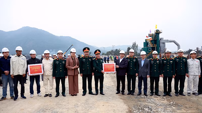Phó Thủ tướng Chính phủ, Bộ trưởng Ngoại giao Bùi Thanh Sơn cùng lãnh đạo tỉnh Tuyên Quang tặng quà động viên tinh thần cán bộ, công nhân đang thi công tại dự án cao tốc Tuyên Quang-Hà Giang giai đoạn 1, đoạn qua tỉnh Tuyên Quang.