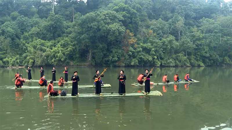 Du khách trải nghiệm bơi mảng nghe hát Then tại Khu di tích lịch sử quốc gia đặc biệt Tân Trào. Du khách trải nghiệm bơi mảng nghe hát Then tại Khu di tích lịch sử quốc gia đặc biệt Tân Trào.