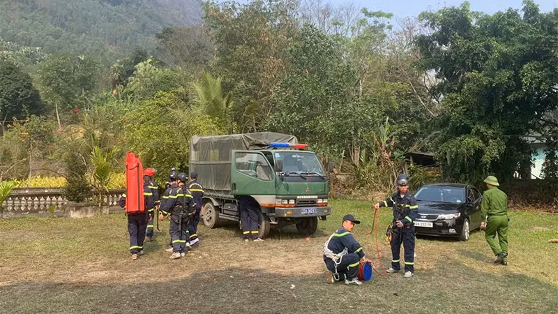 Lực lượng cứu hộ, cứu nạn tiếp cận hiện trường đưa nạn nhân tử vong ra ngoài.