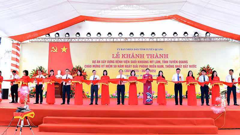 Các đại biểu cắt băng khánh thành Bệnh viện Suối khoáng Mỹ Lâm.