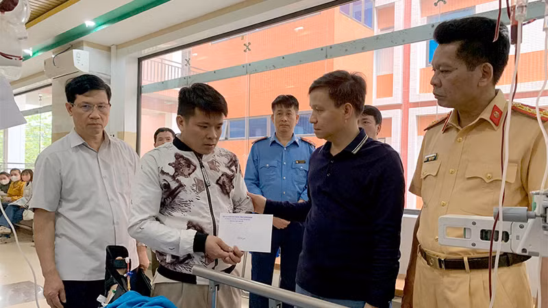 Lãnh đạo Ban An toàn giao thông tỉnh Tuyên Quang đến thăm hỏi, động viên, trao hỗ trợ cho gia đình các nạn nhân.