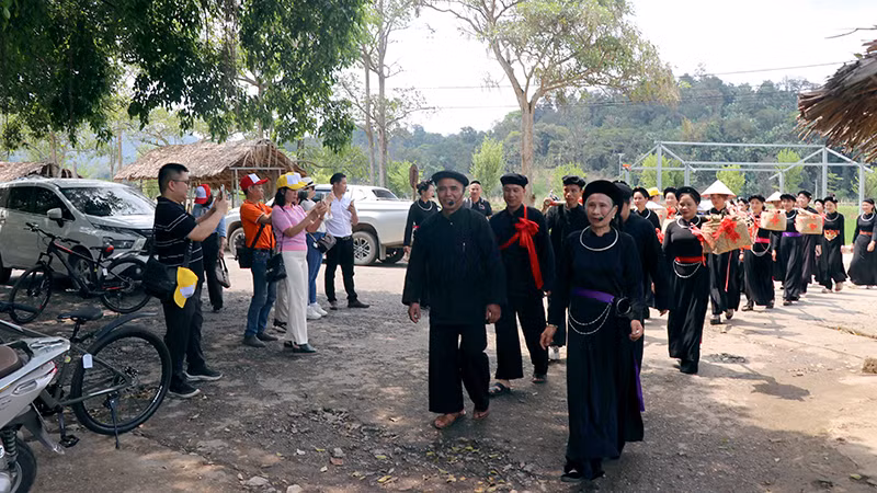 Du khách trải nghiệm một đám cưới truyền thống của đồng bào dân tộc Tày.