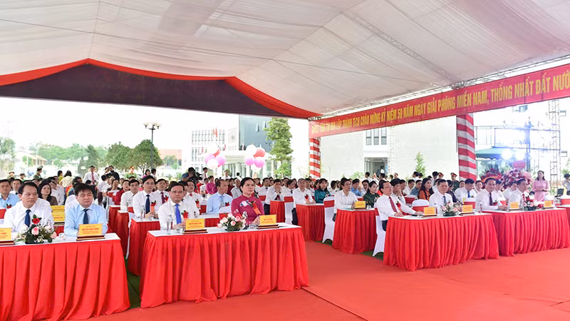 Các đại biểu dự lễ khánh thành tại điểm cầu tỉnh Tuyên Quang.