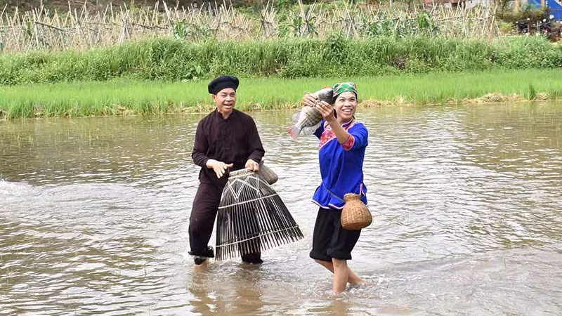Du khách được trải nghiệm bắt cá bằng nơm khi đến với xã Tân Trào, huyện Sơn Dương, tỉnh Tuyên Quang. Du khách được trải nghiệm bắt cá bằng nơm khi đến với xã Tân Trào, huyện Sơn Dương, tỉnh Tuyên Quang.