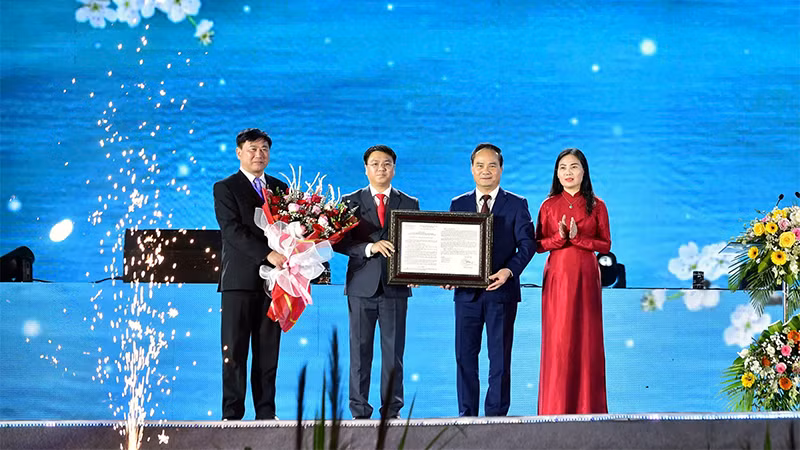 Lãnh đạo tỉnh Tuyên Quang trao Quyết định công nhận Khu du lịch sinh thái Na Hang-Lâm Bình là Khu du lịch cấp tỉnh cho lãnh đạo Ủy ban nhân dân huyện Na Hang và huyện Lâm Bình.