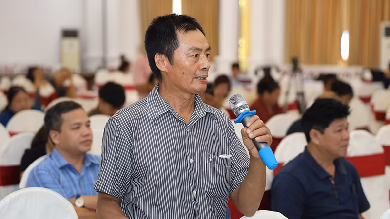 Đại diện nhà vườn trồng cây ăn quả đặt câu hỏi thảo luận tại diễn đàn.