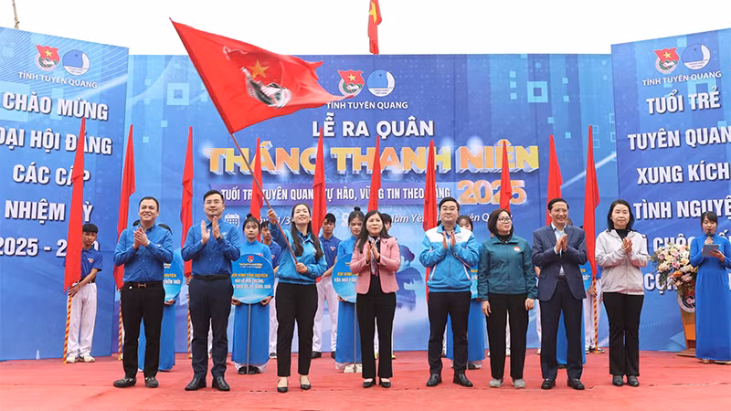 Các đại biểu thực hiện nghi thức ra quân Tháng Thanh niên năm 2025.
