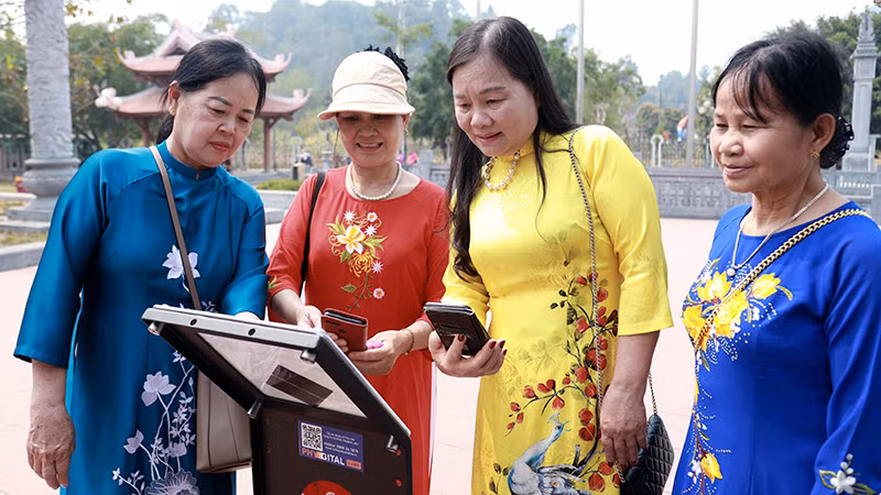 Du khách được tìm hiểu những thông tin về Khu di tích lịch sử quốc gia đặc biệt Tân Trào qua trạm tương tác kết nối không dây NFC.