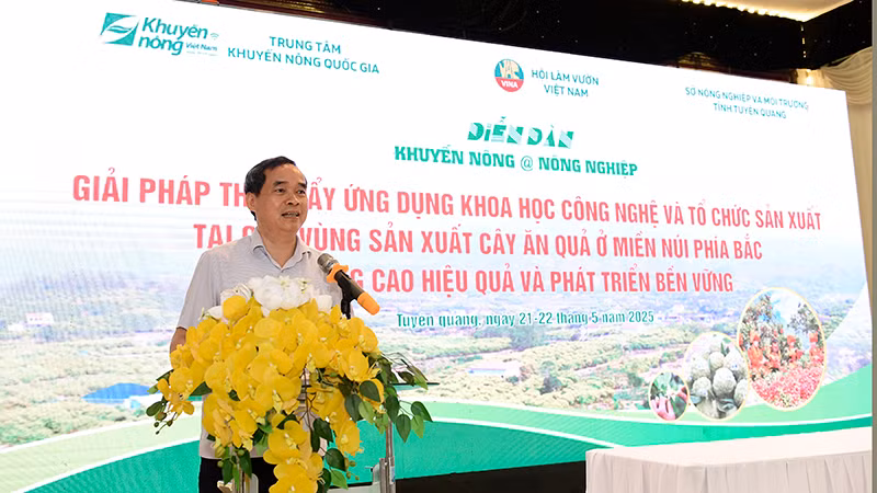 Lãnh đạo Sở Nông nghiệp và Môi trường tỉnh Tuyên Quang phát biểu thảo luận.