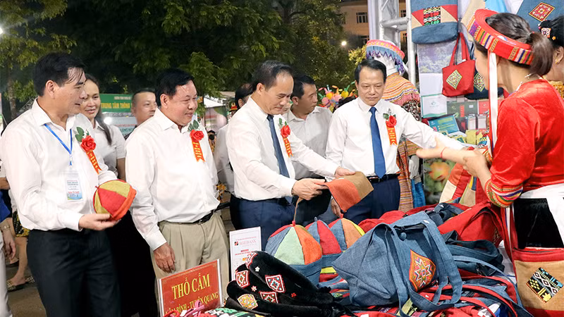 Trưng bày, giới thiệu sản phẩm du lịch, làng nghề Tuyên Quang năm 2025 sẽ có sự góp mặt của hơn 100 gian hàng của các tỉnh, thành phố trong cả nước. Trưng bày, giới thiệu sản phẩm du lịch, làng nghề Tuyên Quang năm 2025 sẽ có sự góp mặt của hơn 100 gian hàng của các tỉnh, thành phố trong cả nước.