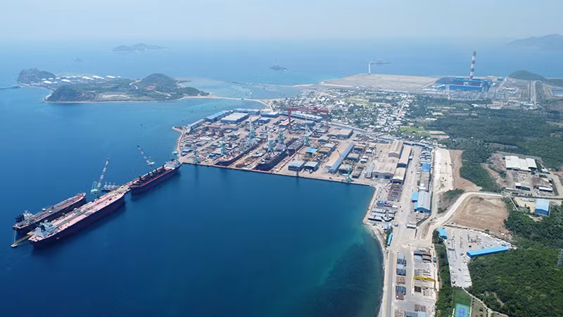 Toàn cảnh Nhà máy đóng tàu Hyundai-Việt Nam, hằng năm thực hiện xuất khẩu chiếm hơn 40% kim ngạch xuất khẩu của tỉnh Khánh Hòa. 