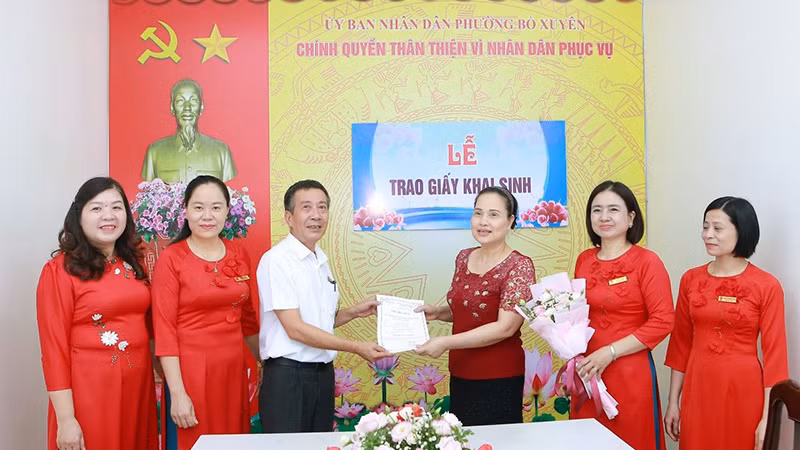 Lãnh đạo phường Bồ Xuyên, thành phố Thái Bình, tỉnh Thái Bình trao giấy khai sinh cho công dân.