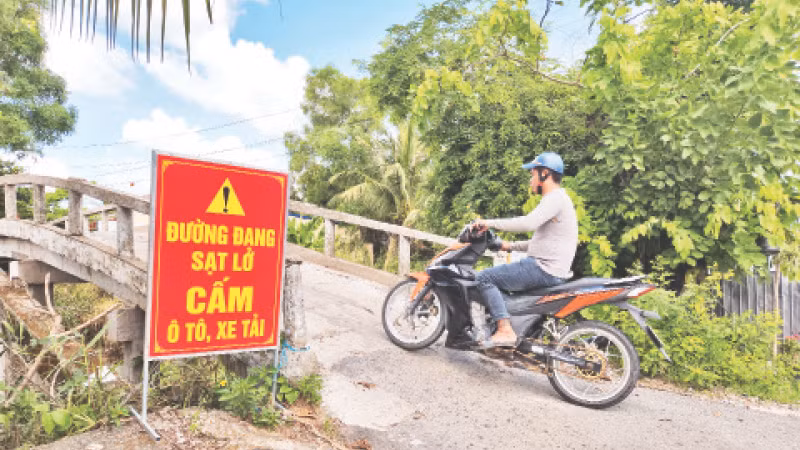 Các tuyến lộ giao thông nông thôn bị sạt lở, chính quyền đã lắp đặt biển báo cấm ô-tô, xe tải lưu thông để bảo đảm an toàn. Các tuyến lộ giao thông nông thôn bị sạt lở, chính quyền đã lắp đặt biển báo cấm ô-tô, xe tải lưu thông để bảo đảm an toàn.