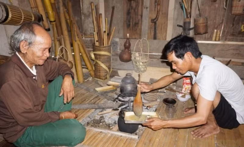Thưởng thức món chẹ giâm của đồng bào Giẻ-Triêng. (Ảnh: Tất Thành)