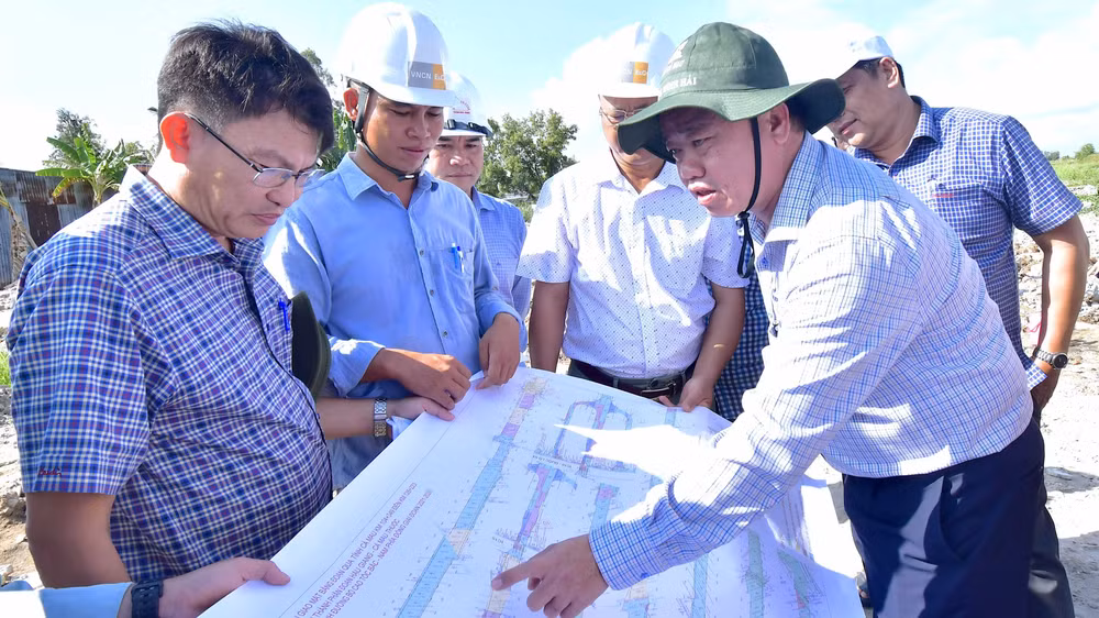 Chủ tịch Ủy ban nhân dân tỉnh Cà Mau Huỳnh Quốc Việt (nón tai bèo) kiểm tra thực tế tiến độ bàn giao mặt bằng tuyến cao tốc đoạn qua huyện Thới Bình, tỉnh Cà Mau.