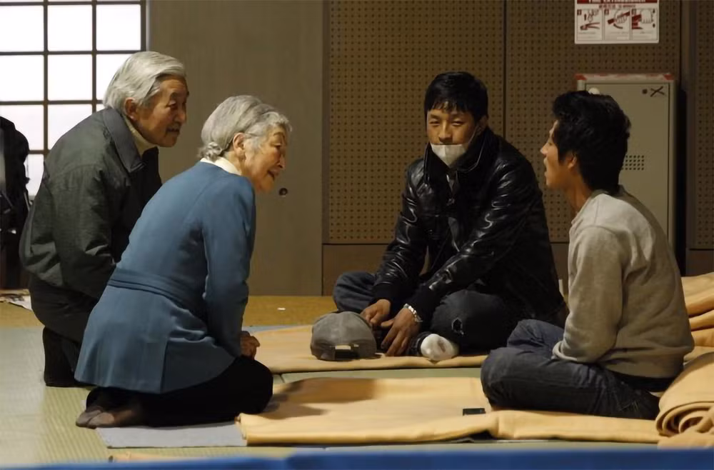 Nhật hoàng Akihito và Hoàng hậu Michiko trò chuyện với những người sơ tán tại nhà thi đấu Budokan ở Tokyo, địa điểm được sử dụng làm nơi lánh nạn cho những người phải di dời do thảm họa, ngày 30/3/2011. (Ảnh: Reuters) Nhật hoàng Akihito và Hoàng hậu Michiko trò chuyện với những người sơ tán tại nhà thi đấu Budokan ở Tokyo, địa điểm được sử dụng làm nơi lánh nạn cho những người phải di dời do thảm họa, ngày 30/3/2011. (Ảnh: Reuters)