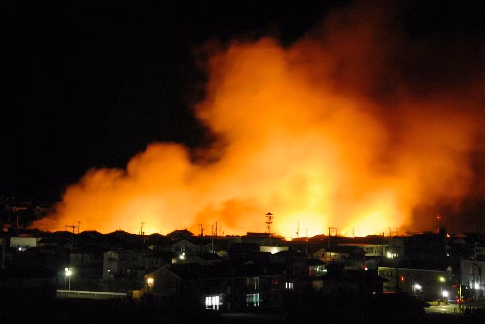 Đám cháy bùng phát ở khu vực cảng của thành phố Iwaki, tỉnh Fukushima. (Ảnh: Reuters/Kyodo) Đám cháy bùng phát ở khu vực cảng của thành phố Iwaki, tỉnh Fukushima. (Ảnh: Reuters/Kyodo)