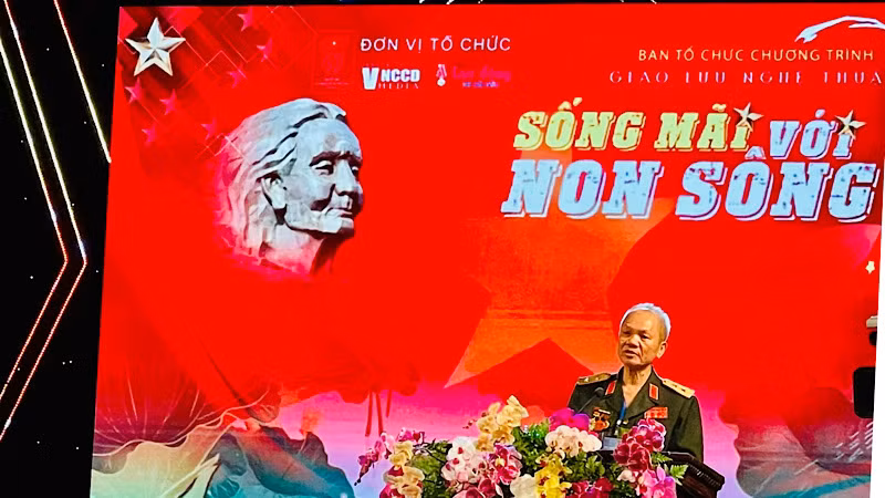 Chủ tịch Hội Hỗ trợ gia đình liệt sĩ Việt Nam, Trung tướng Hoàng Khánh Hưng phát biểu tại chương trình.