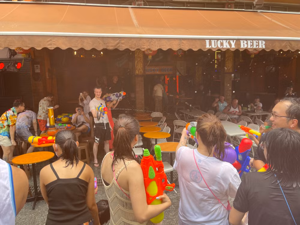 Người dân Thái Lan và hàng triệu du khách nước ngoài vẫn vui chơi Tết Songkran 2023 dù bị cấm tạt nước ngoài đường phố, cấm sử dụng các loại vòi nước hoặc súng nước có áp lực nước cao cũng như cấm trét bột mì - Ảnh Tuấn Anh