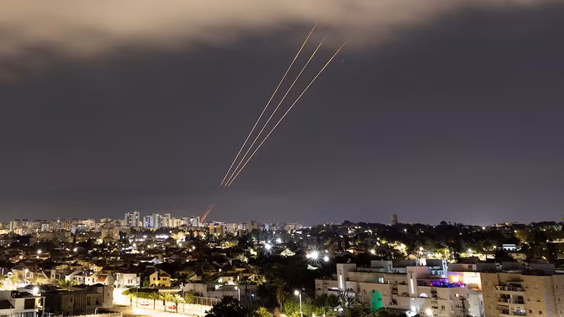 Hệ thống chống tên lửa của Israel được kích hoạt. (Ảnh REUTERS)