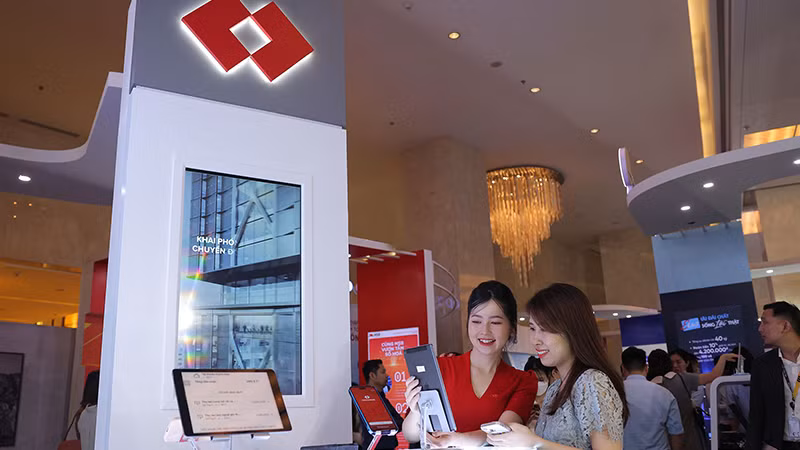 Khách hàng Techcombank trải nghiệm công nghệ sinh trắc học.
