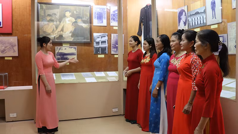 Cán bộ, hội viên Hội Phụ nữ xã Tùng Ảnh tìm hiểu các tài liệu, hiện vật liên quan đến cuộc đời hoạt động cách mạng của Tổng Bí thư Trần Phú. Cán bộ, hội viên Hội Phụ nữ xã Tùng Ảnh tìm hiểu các tài liệu, hiện vật liên quan đến cuộc đời hoạt động cách mạng của Tổng Bí thư Trần Phú.