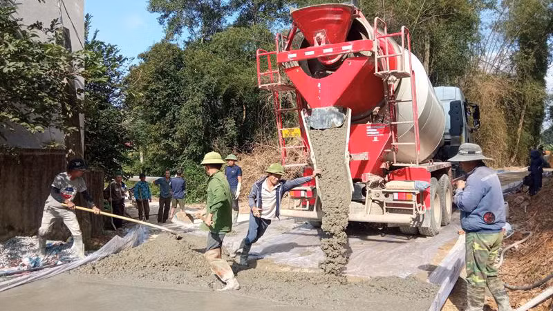 Người dân huyện Đức Thọ (Hà Tĩnh) nỗ lực hoàn thành các tiêu chí huyện nông thôn mới nâng cao vào cuối năm 2024.