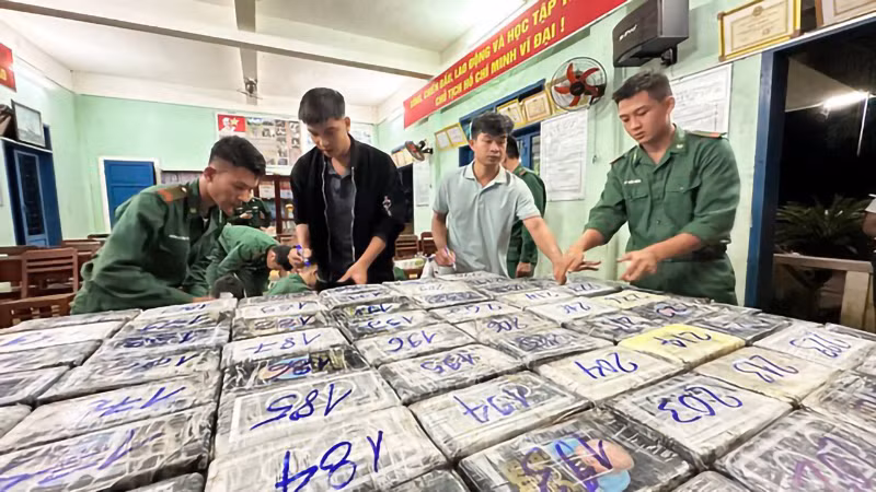 Lực lượng chức năng kiểm tra các gói nghi ma túy trôi dạt vào bờ biển gành Nước Nhỉ (Bình Sơn, Quảng Ngãi).