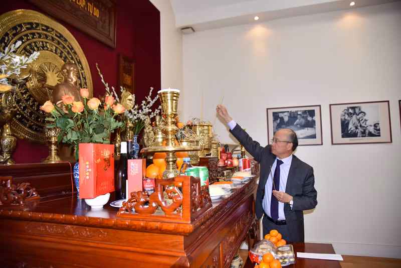 Đại sứ Đinh Toàn Thắng dâng hương tưởng niệm các vị Vua Hùng, Chủ tịch Hồ Chí Minh và các bậc tiền nhân đã có công gây dựng đất nước. (Ảnh: MINH DUY)