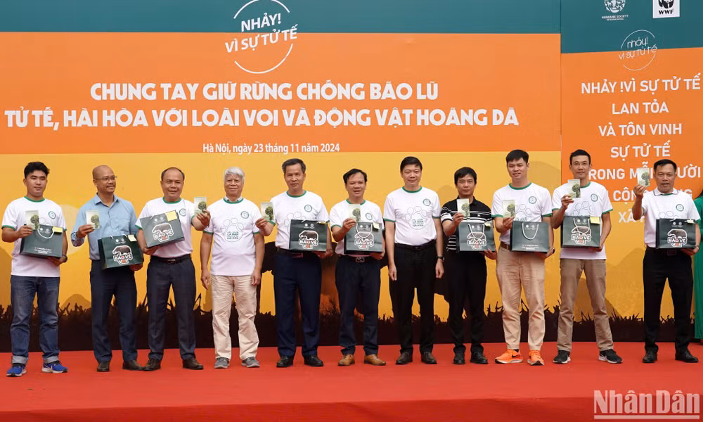 Ban tổ chức còn trao hộ chiếu và dấu, xác nhận điểm đến cho 34 vườn quốc gia cùng các bên liên quan. Ban tổ chức còn trao hộ chiếu và dấu, xác nhận điểm đến cho 34 vườn quốc gia cùng các bên liên quan.