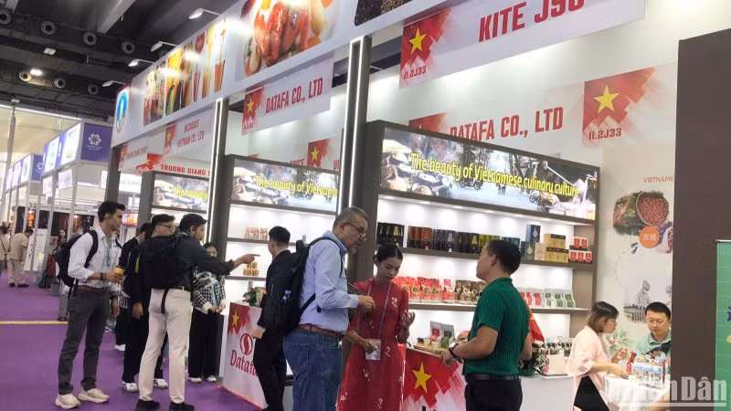 Khu gian hàng Việt Nam đã tạo nên điểm nhấn lớn tại hội chợ. Khu gian hàng Việt Nam đã tạo nên điểm nhấn lớn tại hội chợ.