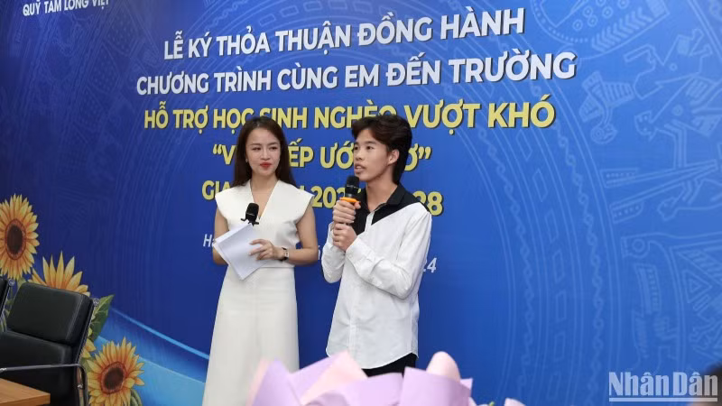 Em Sùng Mí Thò, (ở xã Niêm Sơn, huyện Mèo Vạc, tỉnh Hà Giang) chia sẻ nhờ nhận được học bổng chương trình "Cùng em đến trường" đã giúp Thò có cơ hội tiếp tục đi học. Em Sùng Mí Thò, (ở xã Niêm Sơn, huyện Mèo Vạc, tỉnh Hà Giang) chia sẻ nhờ nhận được học bổng chương trình "Cùng em đến trường" đã giúp Thò có cơ hội tiếp tục đi học.