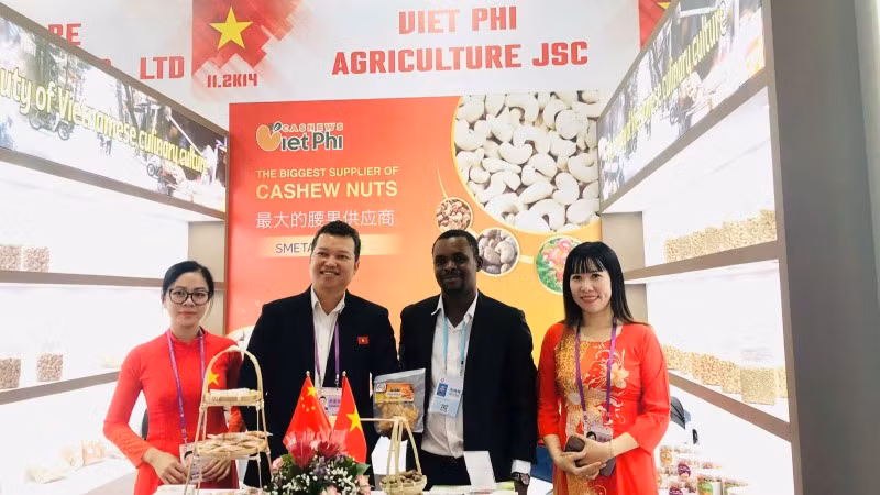 Gian hàng trưng bày sản phẩm nông sản Việt Nam tại Hội chợ Canton Fair được người tiêu dùng quốc tế quan tâm.