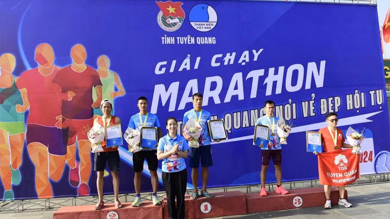 Ban tổ chức trao giải cho các vận động viên nam chạy cự ly 21km.