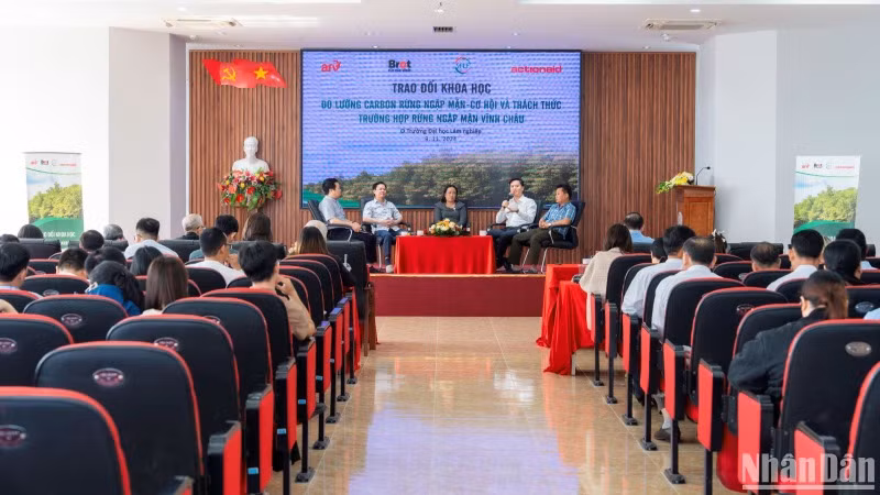 Toàn cảnh buổi Trao đổi khoa học “Đo lường carbon rừng ngập mặn, cơ hội và thách thức - Trường hợp rừng ngập mặn Vĩnh Châu” diễn ra tại trường Đại học Lâm nghiệp ngày 9/11, tại Hà Nội.