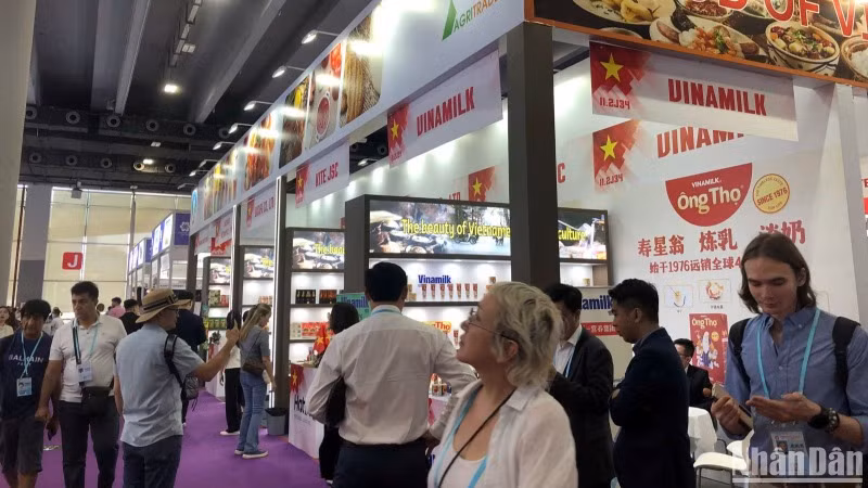 Hội chợ Canton Fair được tổ chức thường niên và là Hội chợ thương mại quốc tế lớn nhất ở Trung Quốc do Bộ Thương mại Trung Quốc tổ chức một năm 2 kỳ vào tháng 4 và tháng 10 tại thành phố Quảng Châu (Trung Quốc). Hội chợ Canton Fair được tổ chức thường niên và là Hội chợ thương mại quốc tế lớn nhất ở Trung Quốc do Bộ Thương mại Trung Quốc tổ chức một năm 2 kỳ vào tháng 4 và tháng 10 tại thành phố Quảng Châu (Trung Quốc).