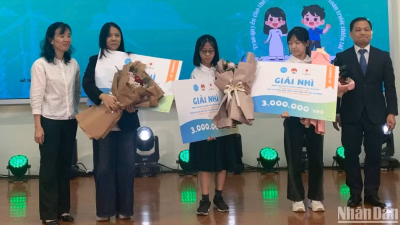 Các thí sinh đạt giải Nhì cuộc thi Cuộc thi “Hùng biện tiếng Anh cho trẻ em về phòng, chống thiên tai và thích ứng biến đổi khí hậu 2024”.
