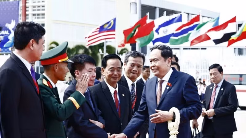 Lễ tiễn Chủ tịch Quốc hội Trần Thanh Mẫn tại sân bay quốc tế Pochentong, thủ đô Phnom Penh, Camphuchia. Ảnh: TTXVN