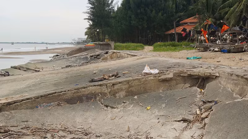 Đường dẫn, hạ thủy phương tiện đi đánh cá bị hư hỏng. Đường dẫn, hạ thủy phương tiện đi đánh cá bị hư hỏng.