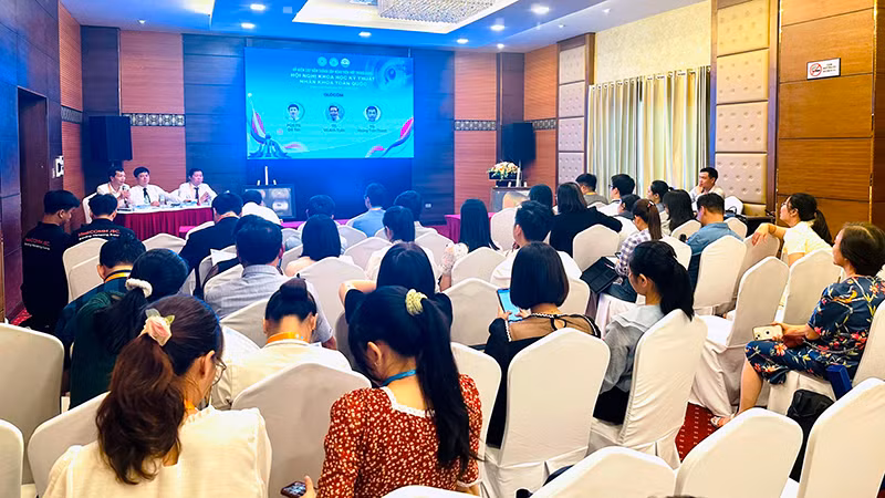 Giới nhãn khoa tham dự phiên khoa học chuyên đề. Giới nhãn khoa tham dự phiên khoa học chuyên đề.