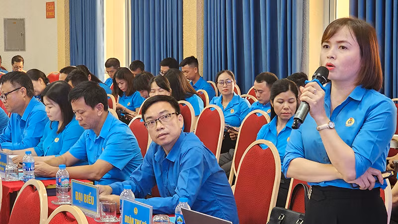 Đại diện Công đoàn Khu kinh tế Nghi Sơn và các Khu công nghiệp tỉnh Thanh Hóa thảo luận tại Hội thảo. Đại diện Công đoàn Khu kinh tế Nghi Sơn và các Khu công nghiệp tỉnh Thanh Hóa thảo luận tại Hội thảo.