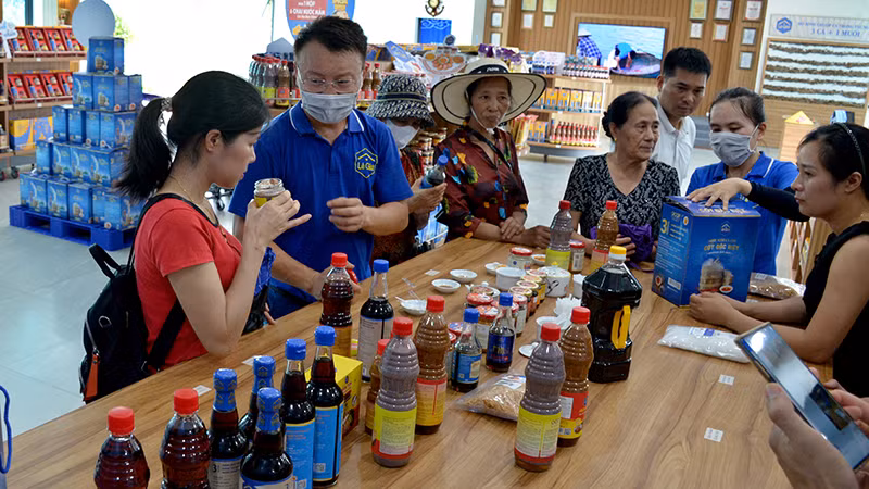 Du khách kiểm chứng hương vị sản phẩm của Lê Gia.