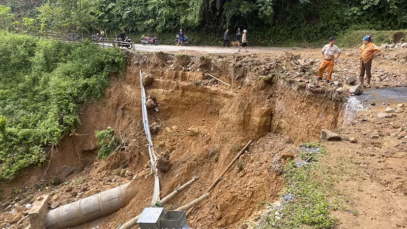 Sạt lở trên Quốc lộ 16 thuộc huyện Mường Lát. Sạt lở trên Quốc lộ 16 thuộc huyện Mường Lát.