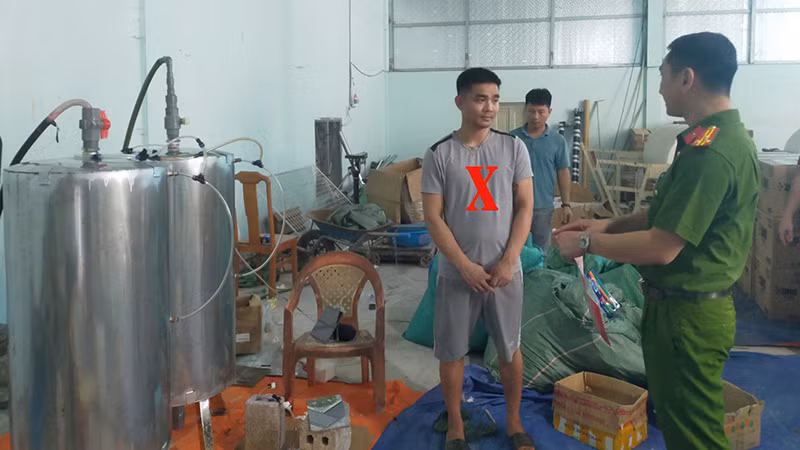 Công an kiểm tra cơ sở sản xuất do Lê Hạ Tuấn (dấu X) làm chủ.