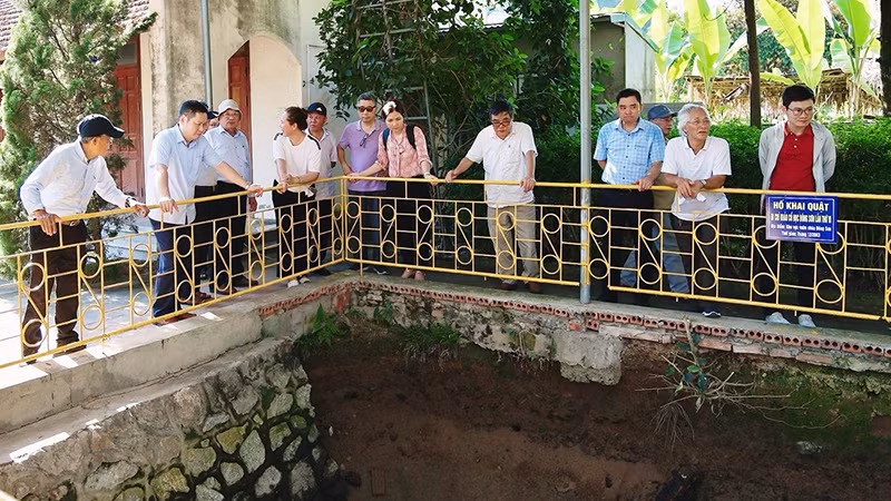 Các đại biểu tham quan di tích khảo cổ ở làng Đông Sơn, thành phố Thanh Hóa. Các đại biểu tham quan di tích khảo cổ ở làng Đông Sơn, thành phố Thanh Hóa.