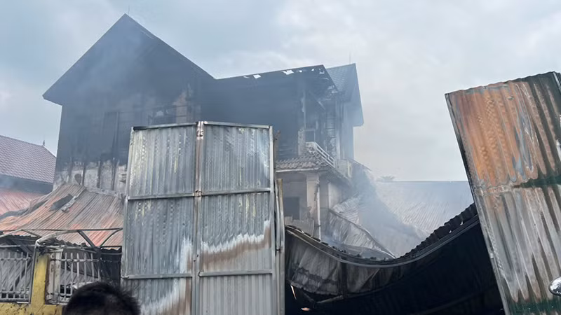 Ngôi nhà phát sinh hỏa hoạn. Ngôi nhà phát sinh hỏa hoạn.