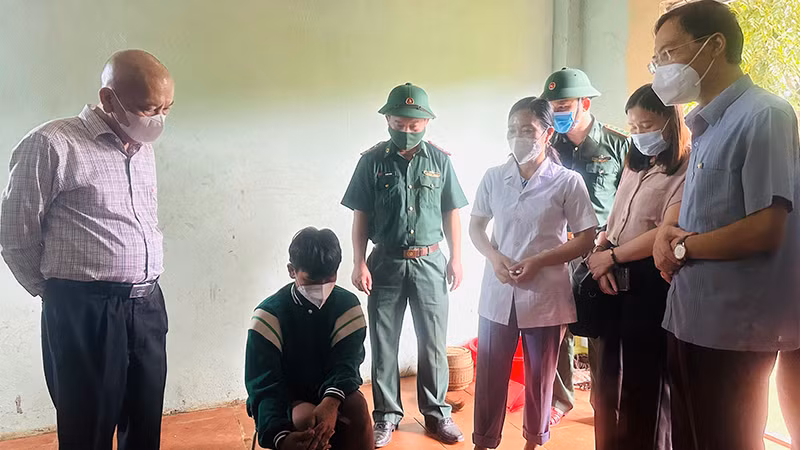 Lãnh đạo tỉnh Thanh Hóa và ngành y tế nắm bắt sức khỏe người cách ly tại nhà.