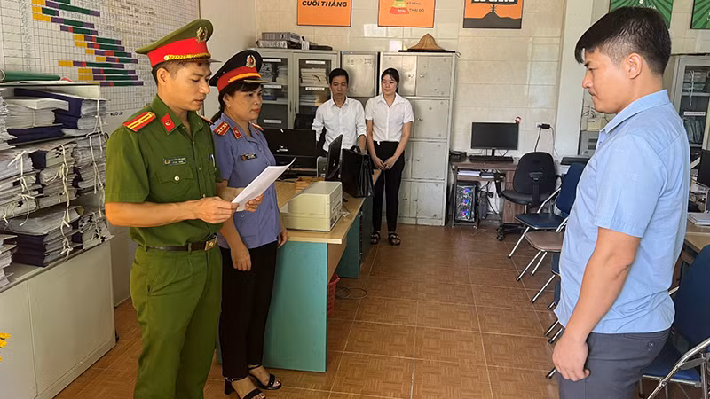 Cơ quan chức năng thi hành Lệnh khám xét nơi làm việc của Ngô Văn Giáp.