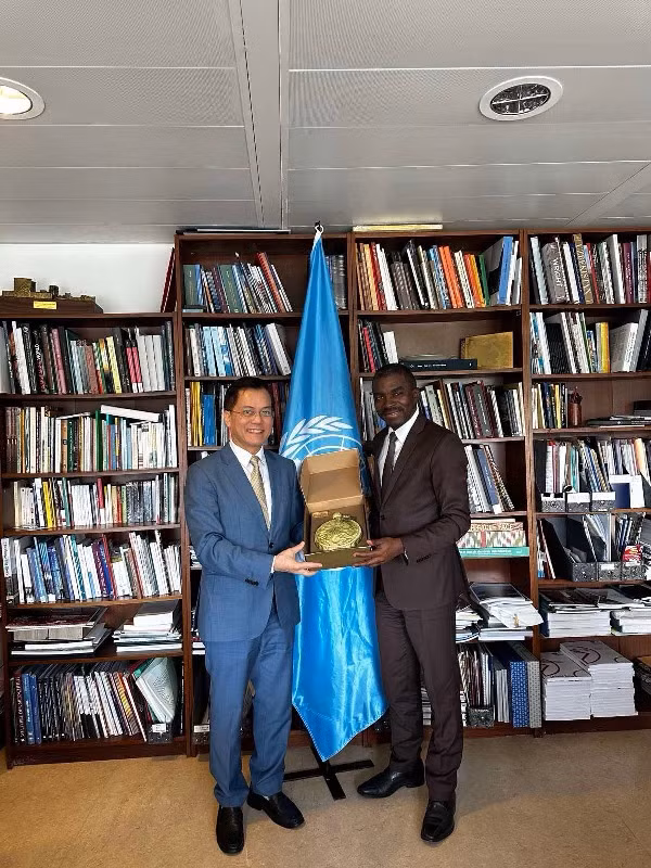Thứ trưởng Ngoại giao Hà Kim Ngọc, Chủ tịch Ủy ban Quốc gia UNESCO Việt Nam đã có buổi tiếp xúc, làm việc với Giám đốc Trung tâm Di sản Thế giới Lazare Assomo.